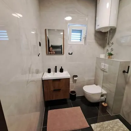 Kyra With Terrace And Garden *