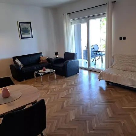 Kyra With Terrace And Garden 아파트 트로기르