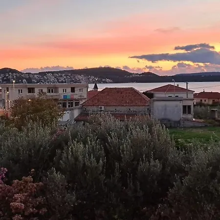 Kyra With Terrace And Garden Apartman Trogir