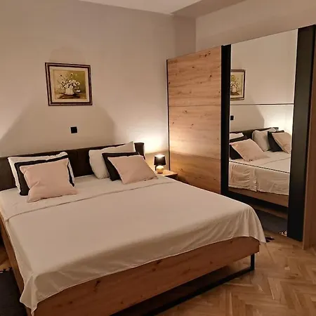 Apartman Kyra With Terrace And Garden Trogir