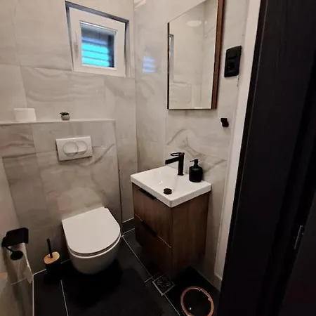 Kyra With Terrace And Garden Apartman