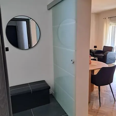 Apartman Kyra With Terrace And Garden *