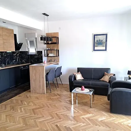 Kyra With Terrace And Garden Apartman Trogir