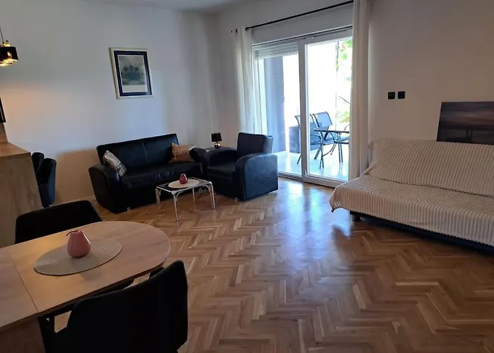 Kyra With Terrace And Garden Daire Trogir