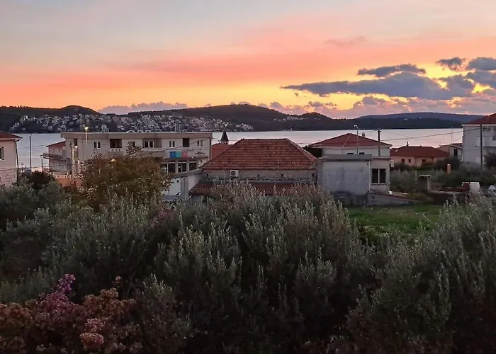 Kyra With Terrace And Garden Daire Trogir