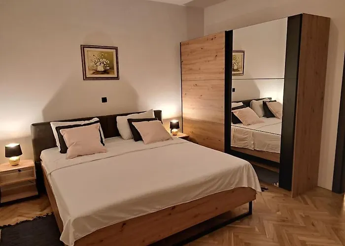 Daire Kyra With Terrace And Garden Trogir