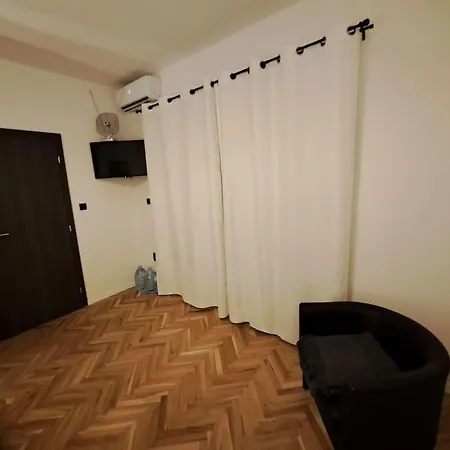 Kyra With Terrace And Garden Traù