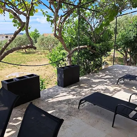 Kyra With Terrace And Garden *