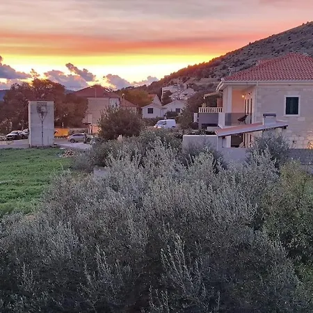 Kyra With Terrace And Garden * Traù