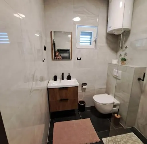 Kyra With Terrace And Garden *