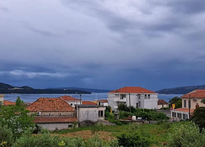 Apartment Kyra With Terrace And Garden