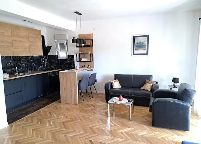 Kyra With Terrace And Garden Apartment Trogir