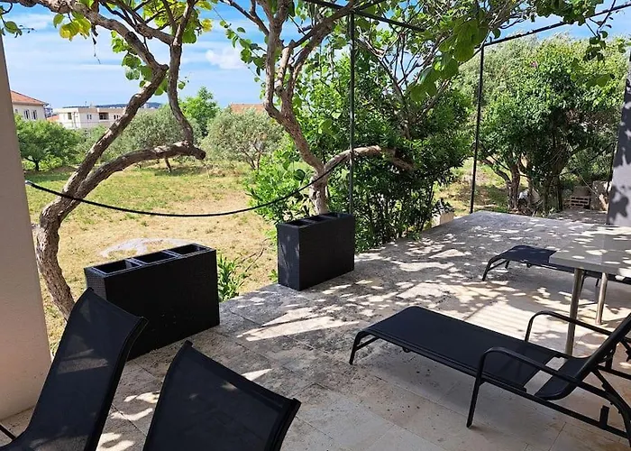 Kyra With Terrace And Garden *